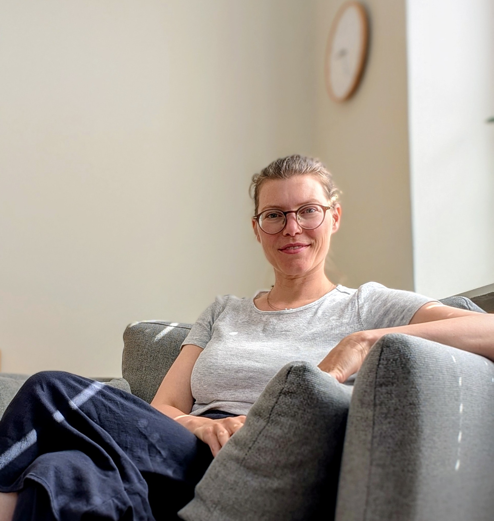 Dr. Alexandra Egger in einer Gesprächssituation